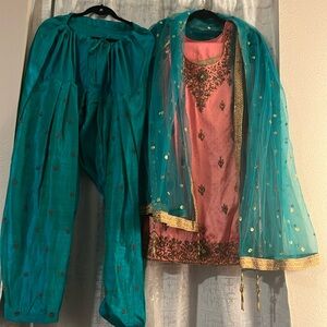 Tunic, pants, dupatta. M/L